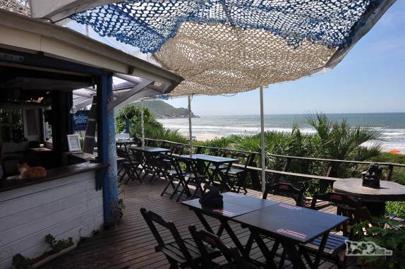 Nosso bar preferido em frente à Praia do Rosa, litoral sul de Santa Catarina